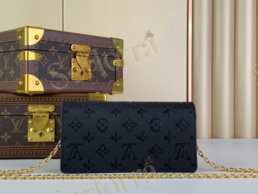 LV Wallet On Chain Lily