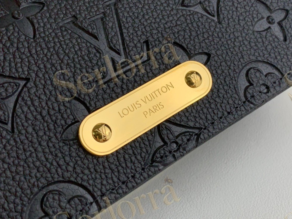 LV Wallet On Chain Lily