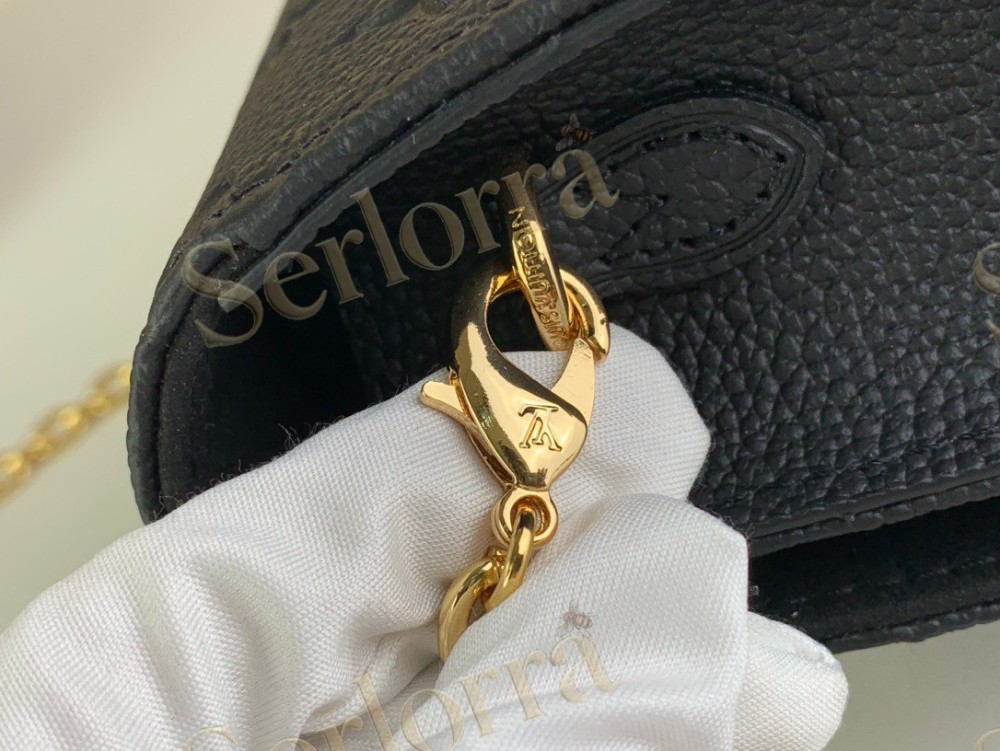 LV Wallet On Chain Lily