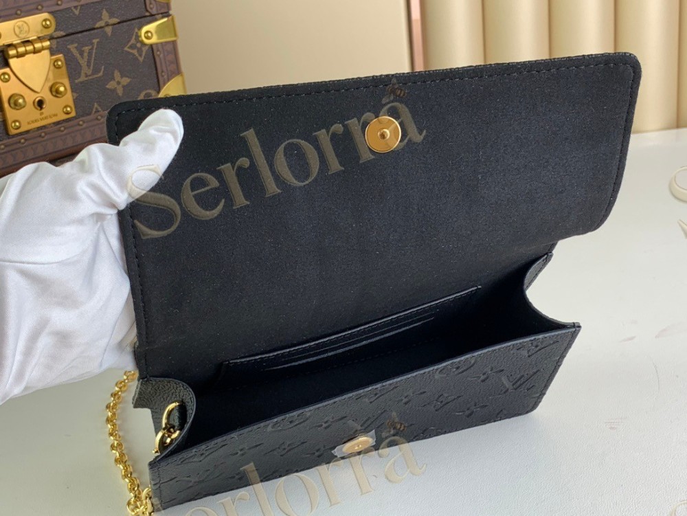 LV Wallet On Chain Lily