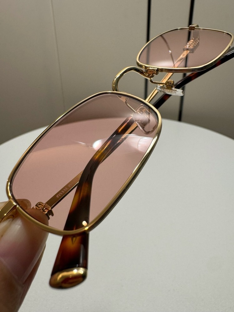 粉色 MIUMIU 缪缪