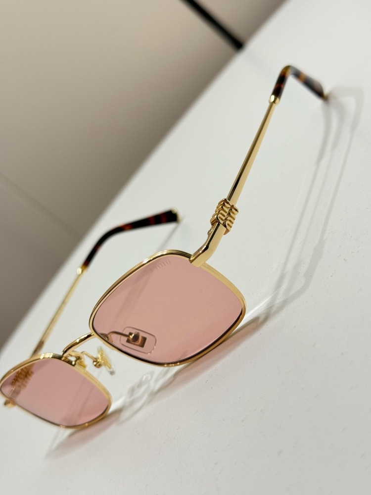 粉色 MIUMIU 缪缪