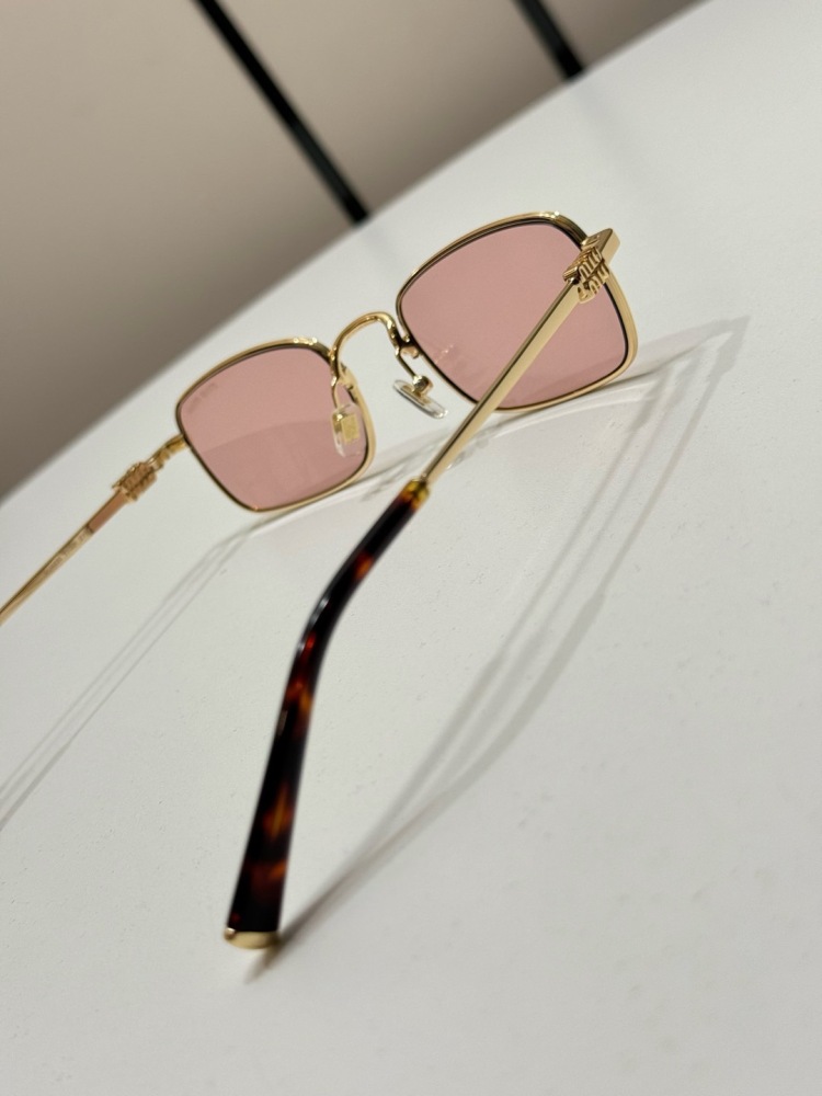 粉色 MIUMIU 缪缪