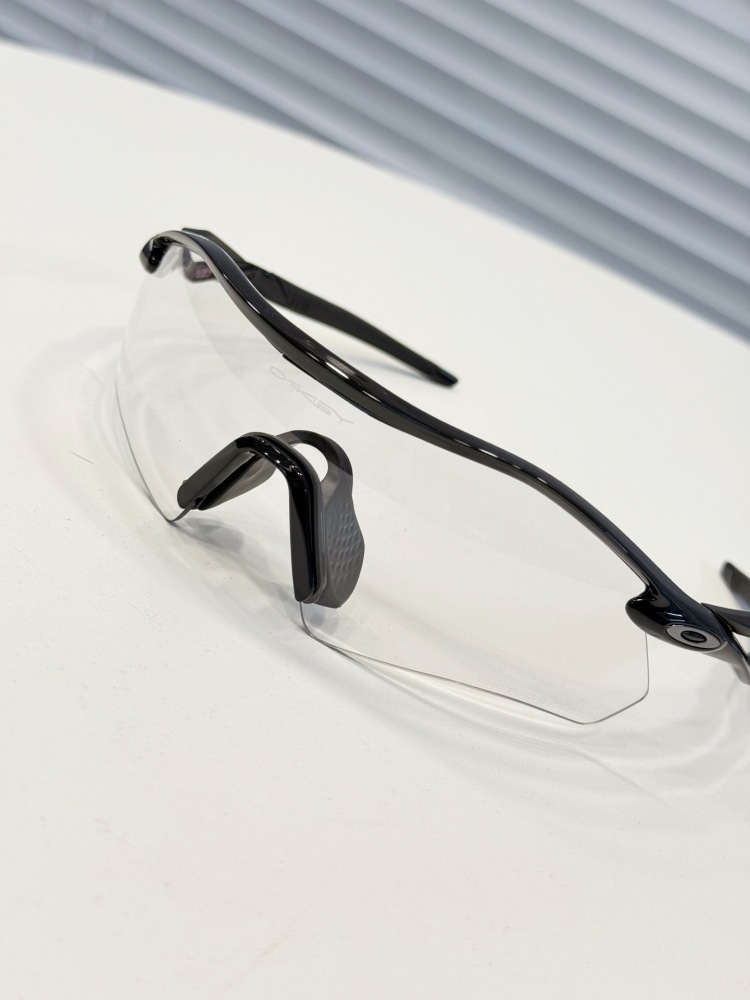OAKLEY SPORTS GLASSES