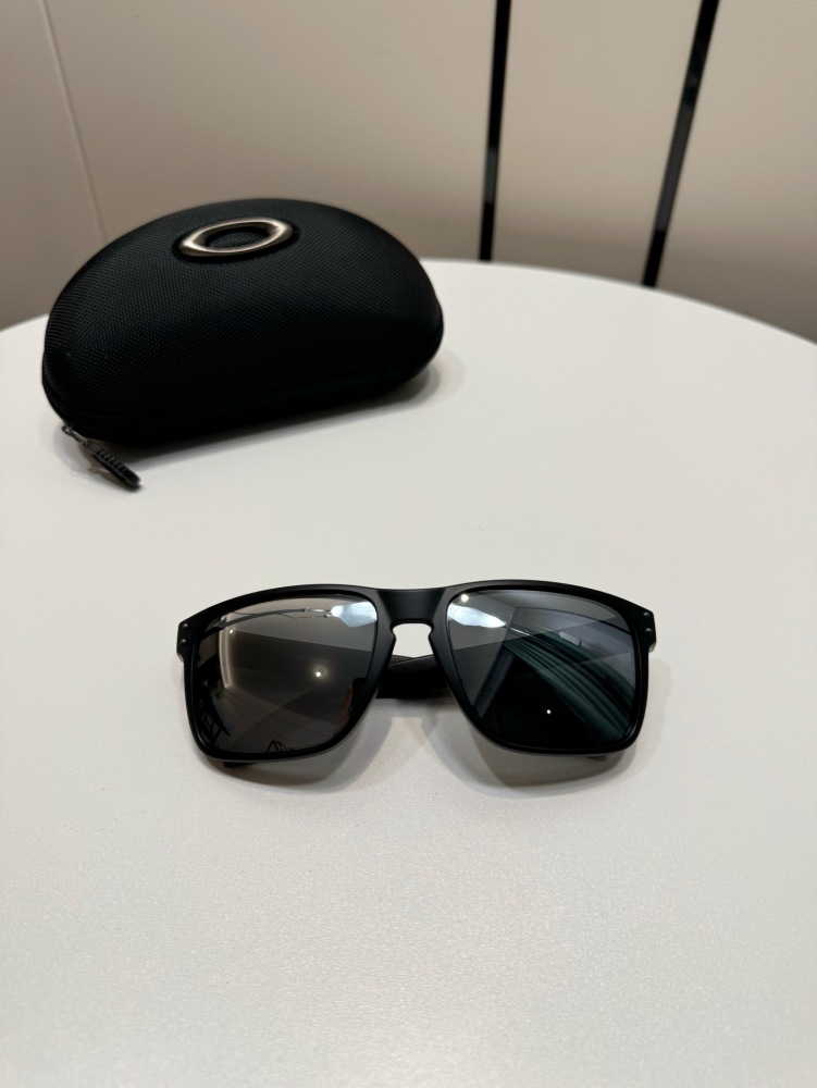 OAKLEY SPORTS GLASSES
