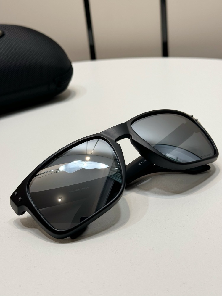 OAKLEY SPORTS GLASSES