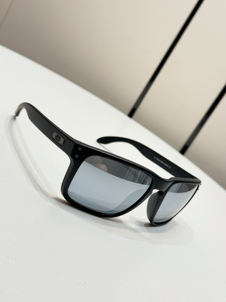 OAKLEY SPORTS GLASSES