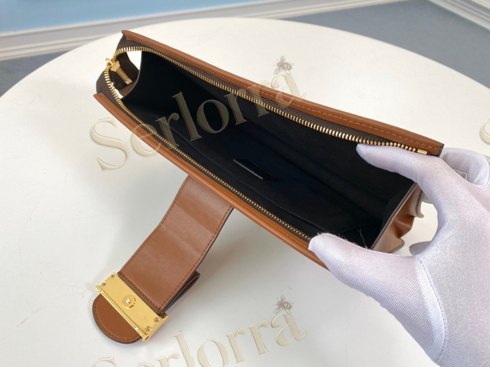 LOUIS VUITTON POCHETTE DAUPHINE