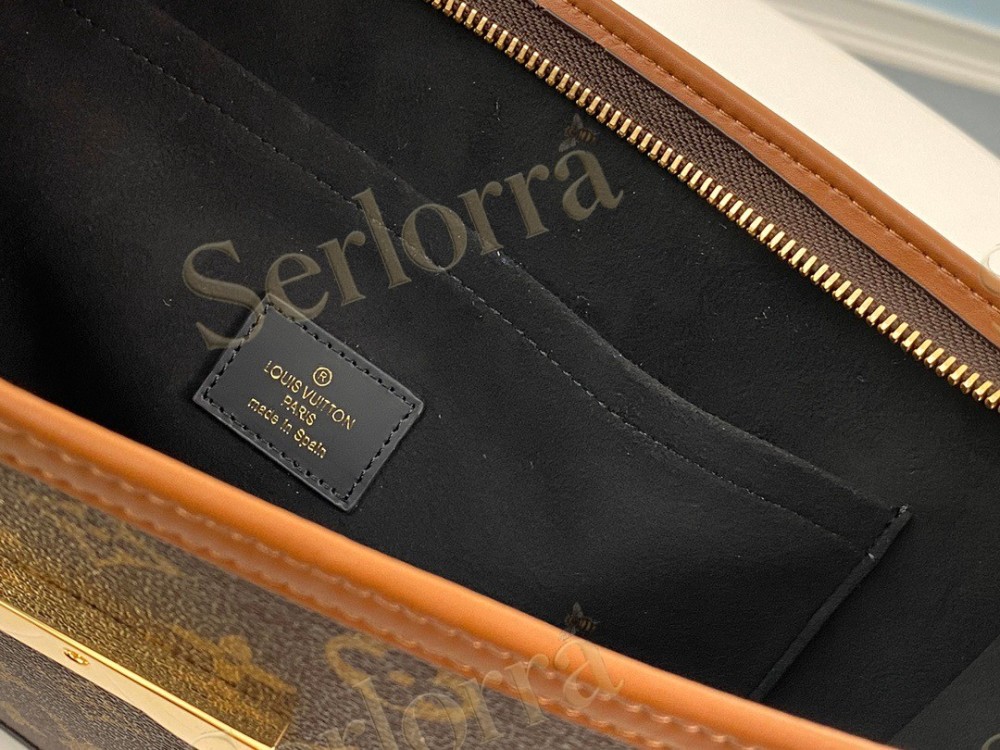 LOUIS VUITTON POCHETTE DAUPHINE