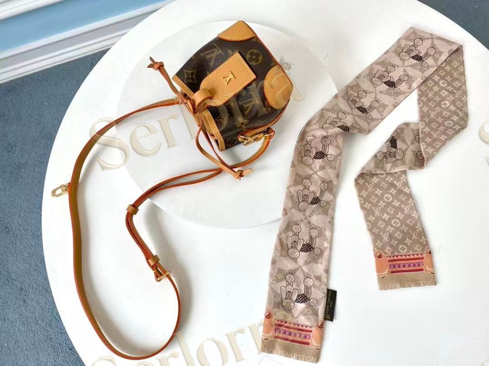 LOUIS VUITTON NOÉ PURSE