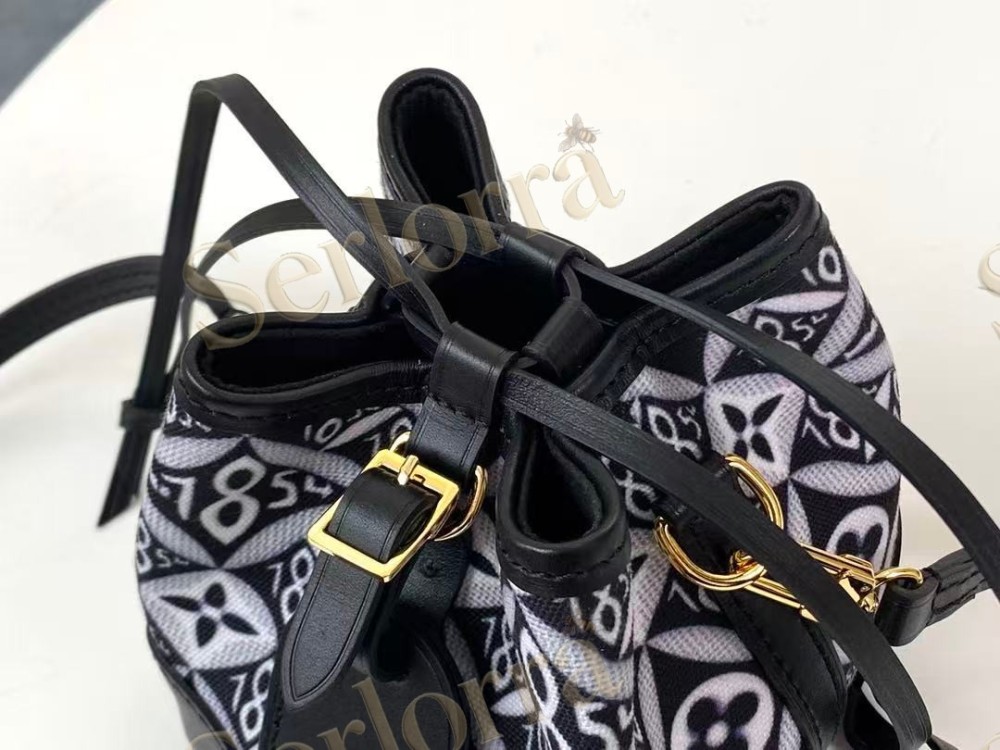LOUIS VUITTON NOÉ PURSE