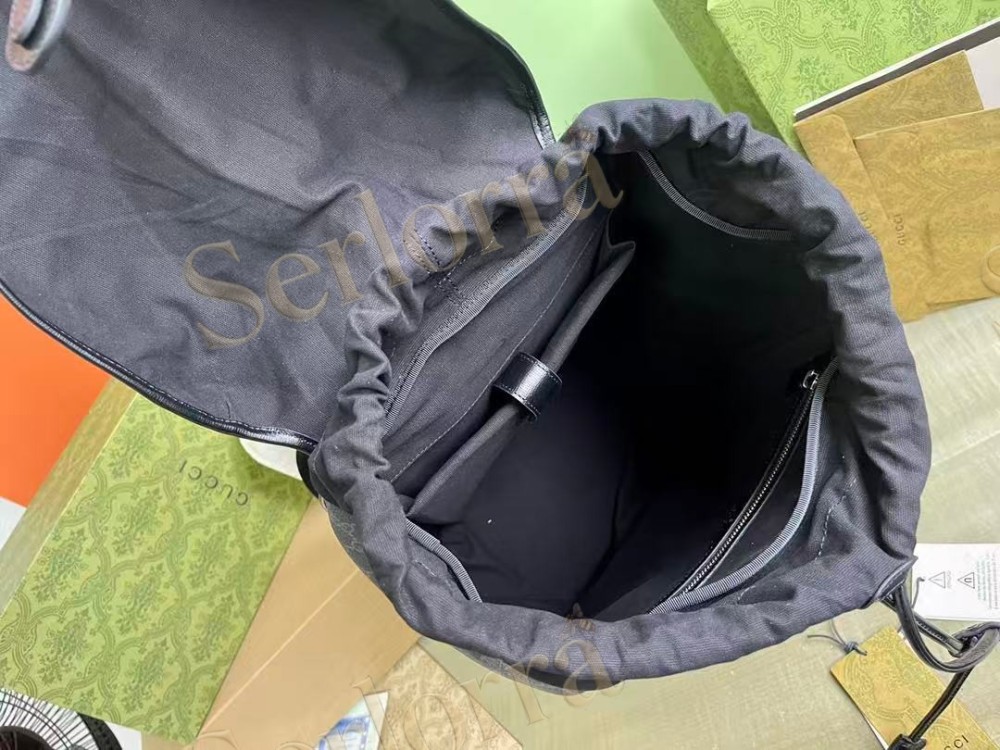 GUCCI MEDIUM GG SUPREME BACKPACK