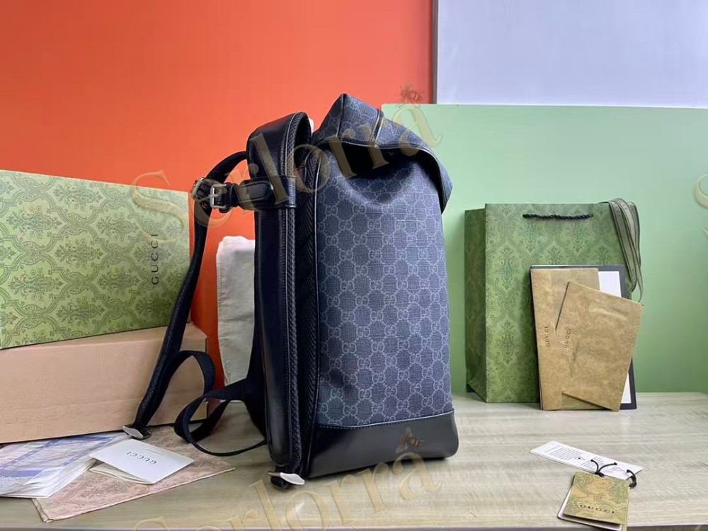 GUCCI MEDIUM GG SUPREME BACKPACK