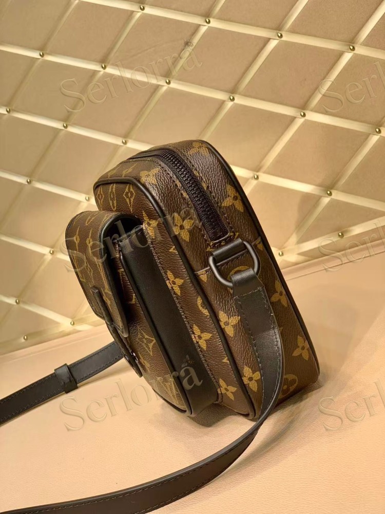 LOUIS VUITTON CHRISTOPHER WEARABLE WALLET