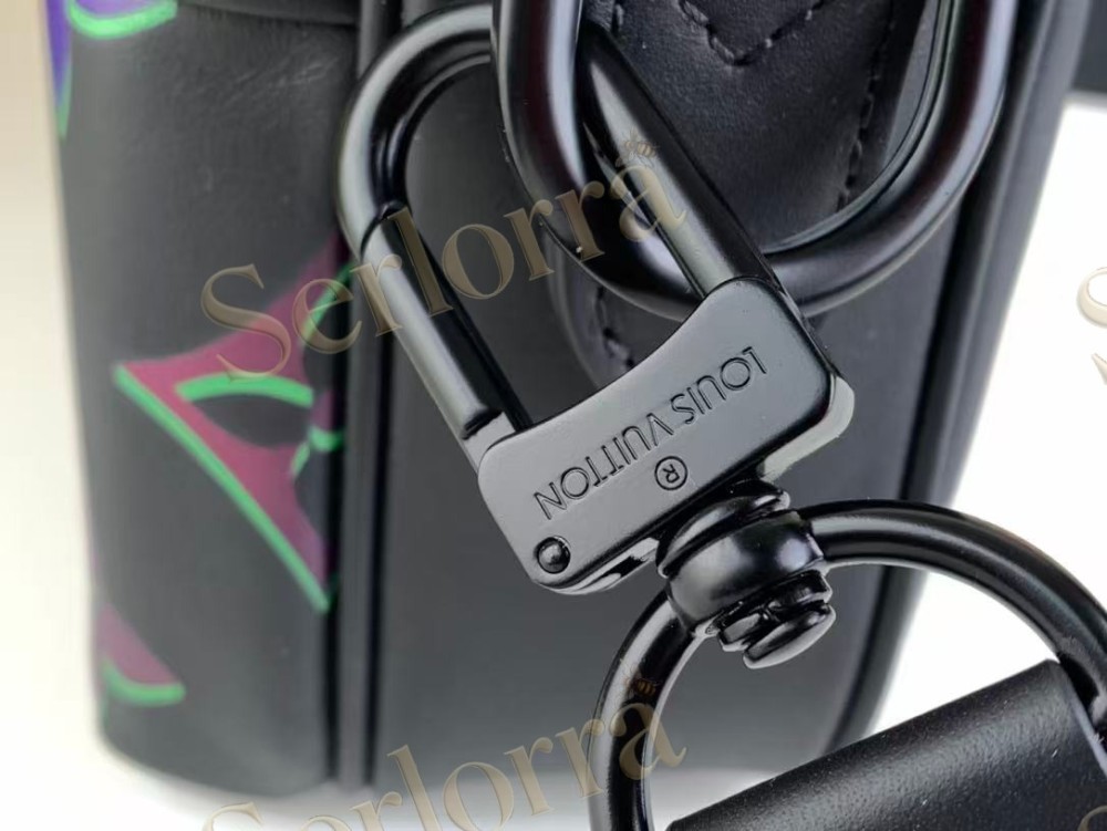 LOUIS VUITTON COMET MESSENGER PM