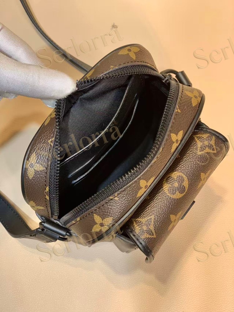 LOUIS VUITTON CHRISTOPHER WEARABLE WALLET