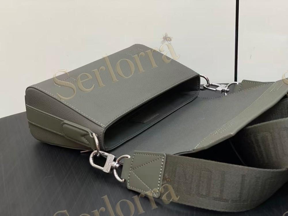 LOUIS VUITTON TAKEOFF MESSENGER PM