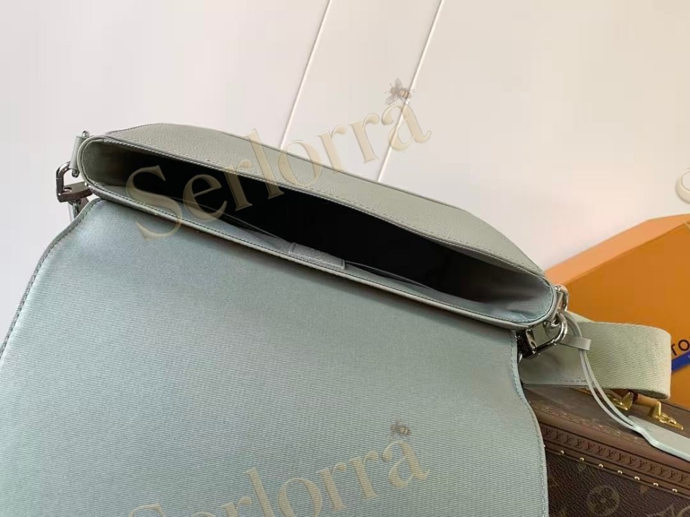 LOUIS VUITTON TAKEOFF MESSENGER