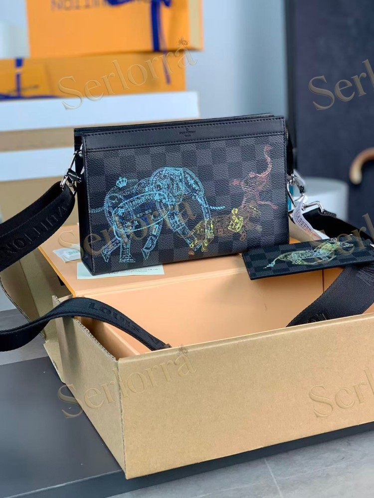 LOUIS VUITTON GASTON WEARABLE WALLET