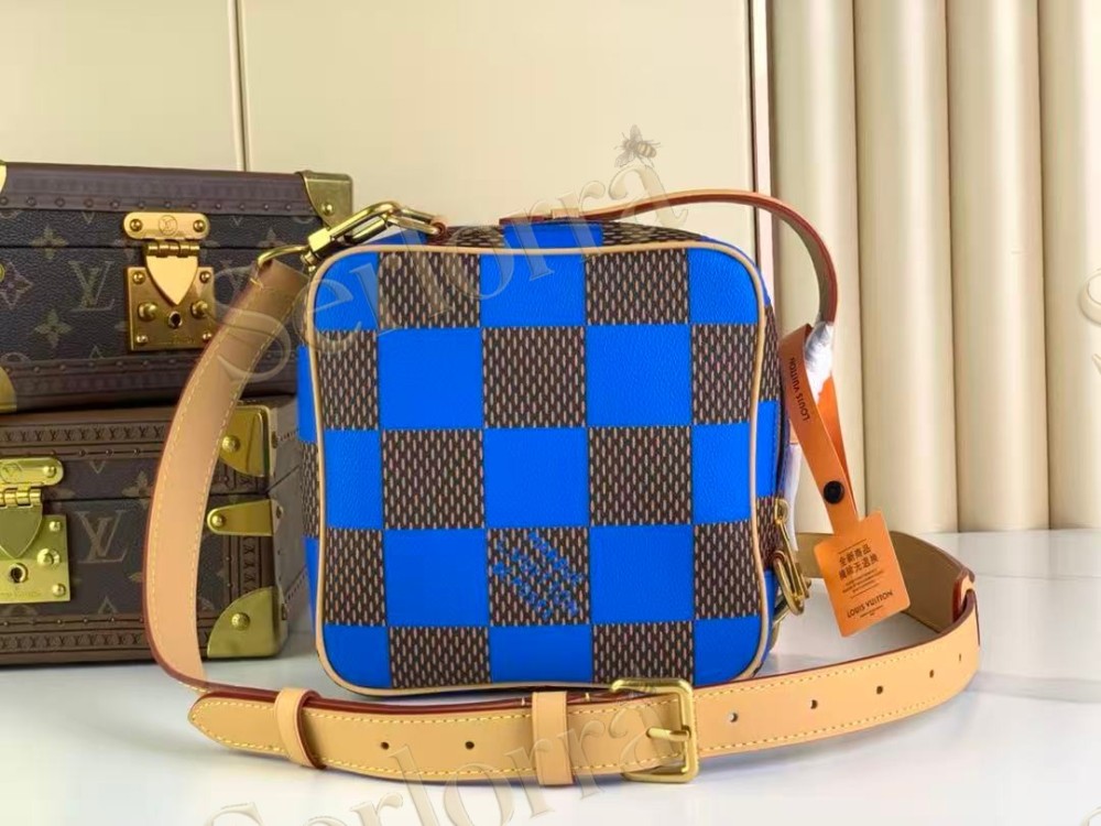 LOUIS VUITTON CHESS MESSENGER