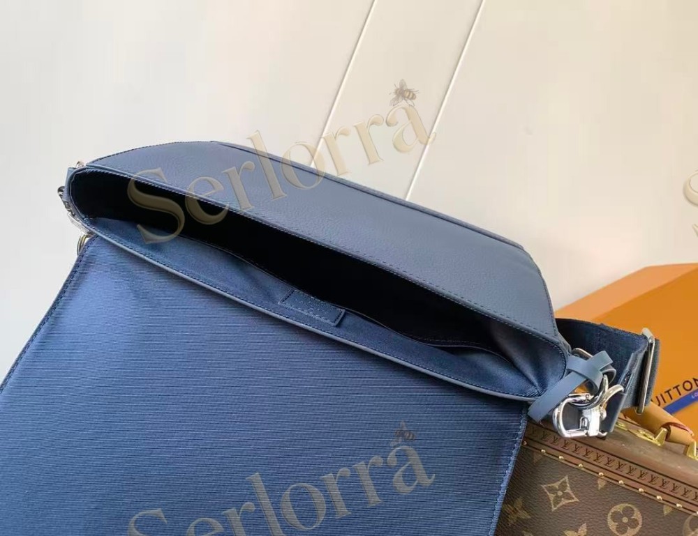 LOUIS VUITTON TAKEOFF MESSENGER
