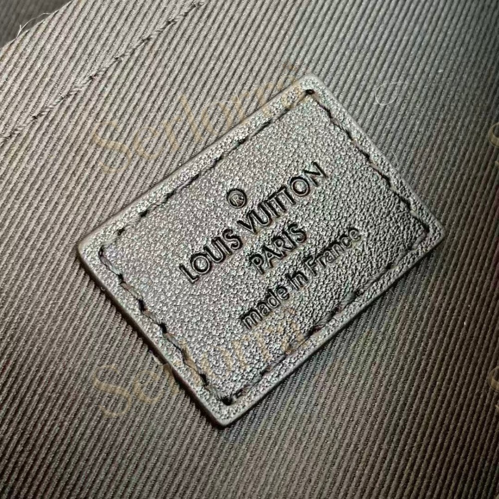 LOUIS VUITTON S LOCK MESSENGER