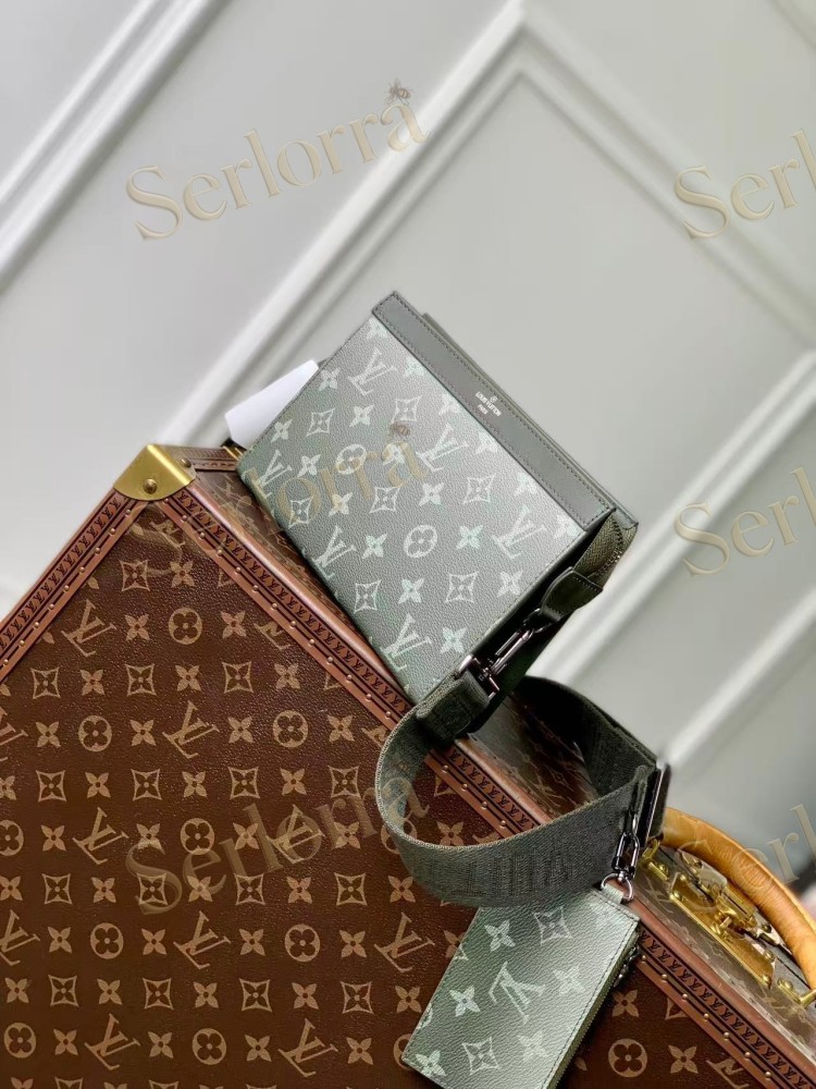 LOUIS VUITTON GASTON WEARABLE WALLET