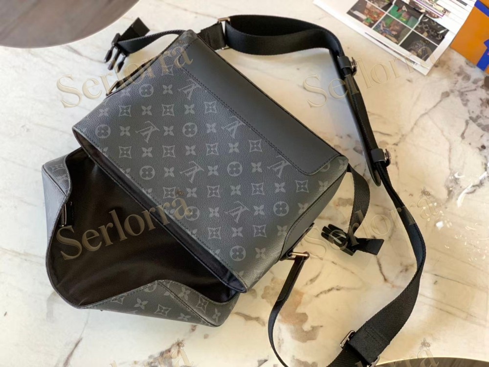 LOUIS VUITTON MESSENGER PM