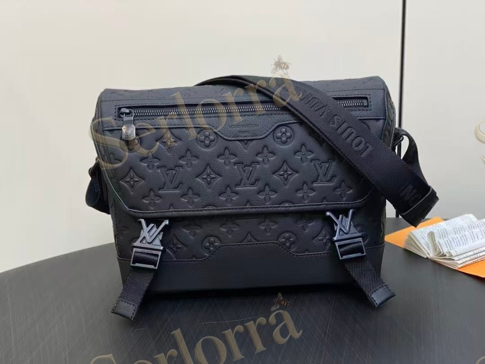 LOUIS VUITTON MESSENGER VOYAGER PM