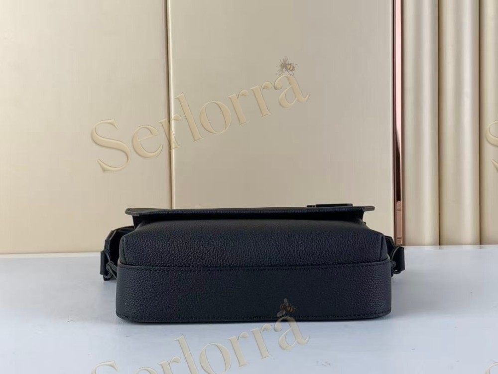 LOUIS VUITTON FASTLINE MESSENGER