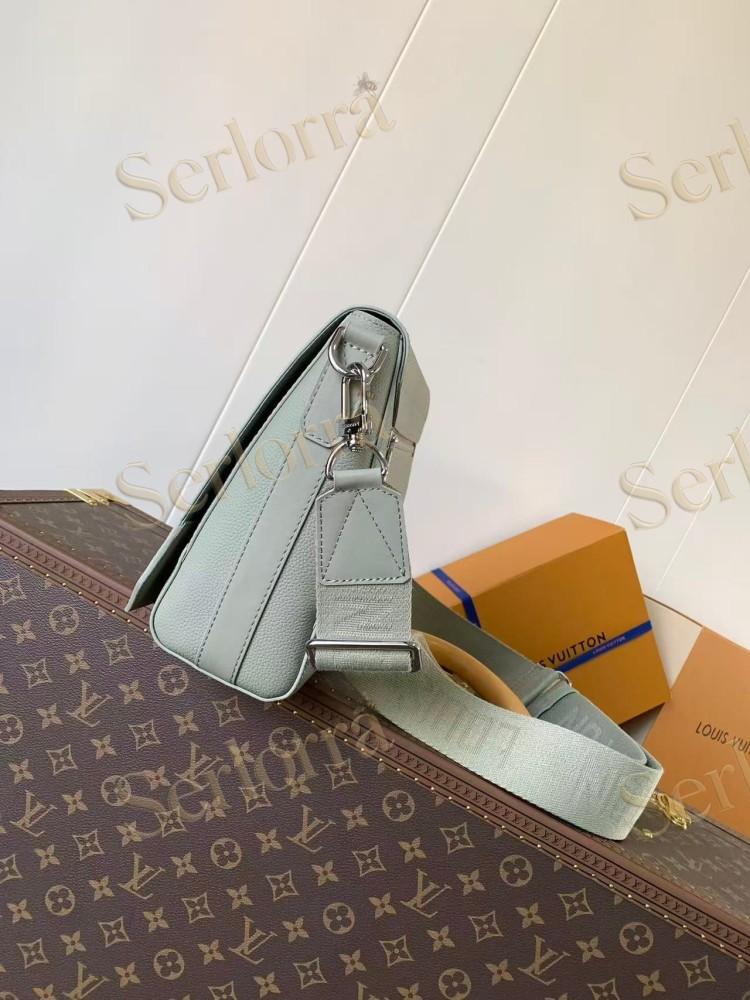 LOUIS VUITTON TAKEOFF MESSENGER