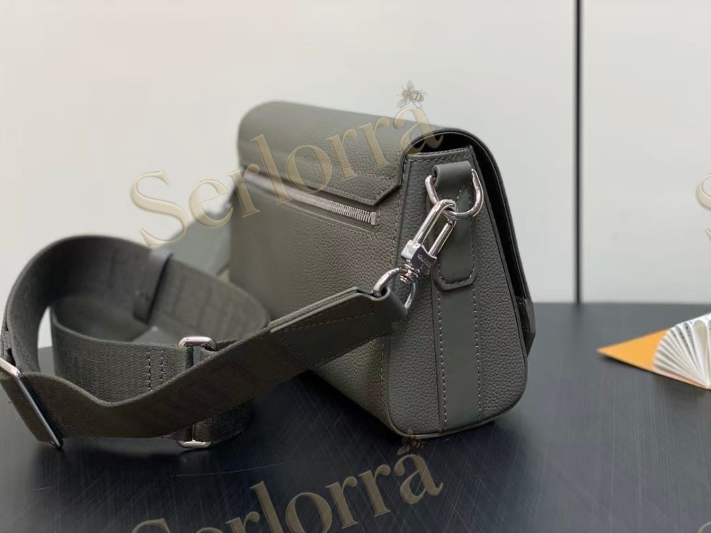 LOUIS VUITTON TAKEOFF MESSENGER PM