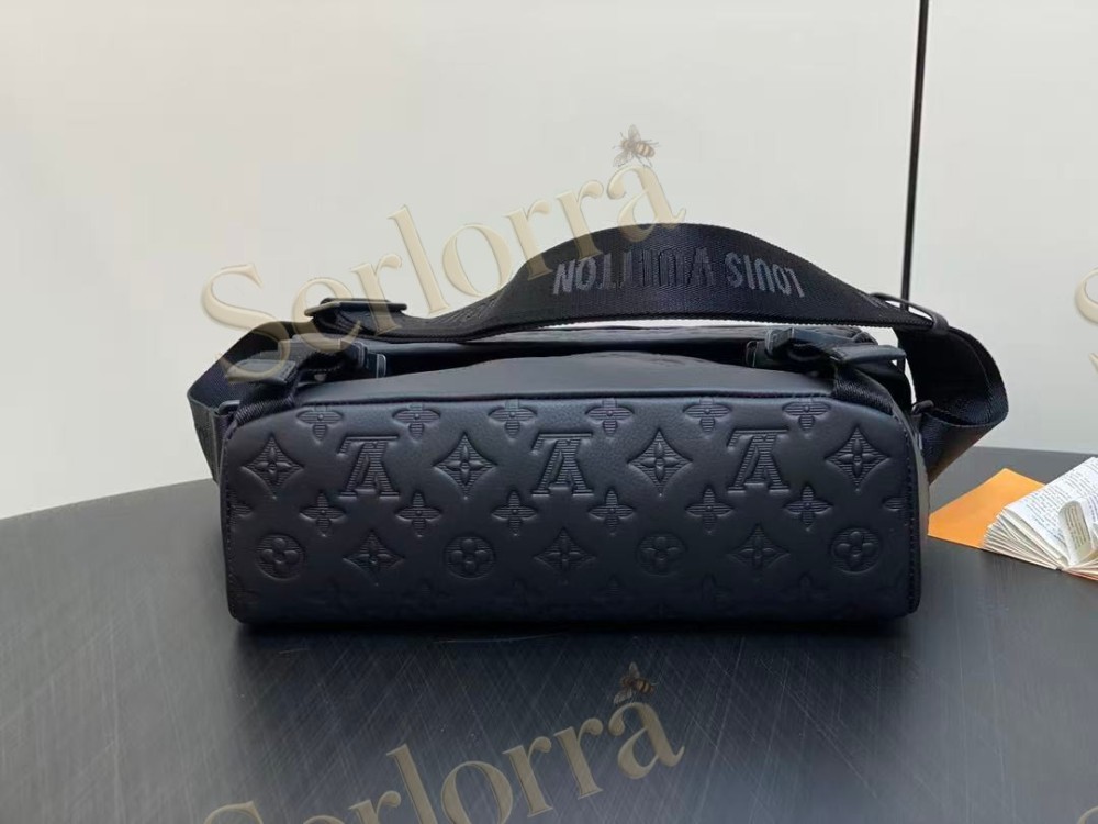 LOUIS VUITTON MESSENGER VOYAGER PM