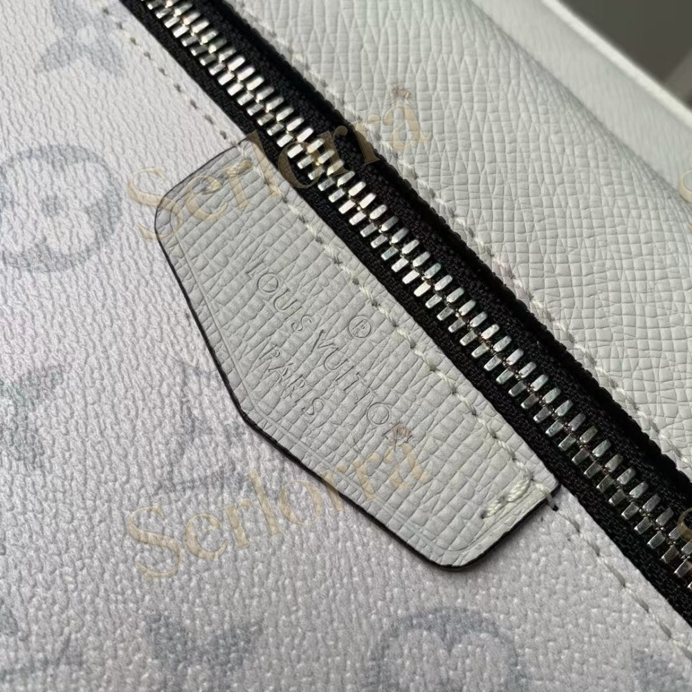 LOUIS VUITTON OUTDOOR MESSENGER