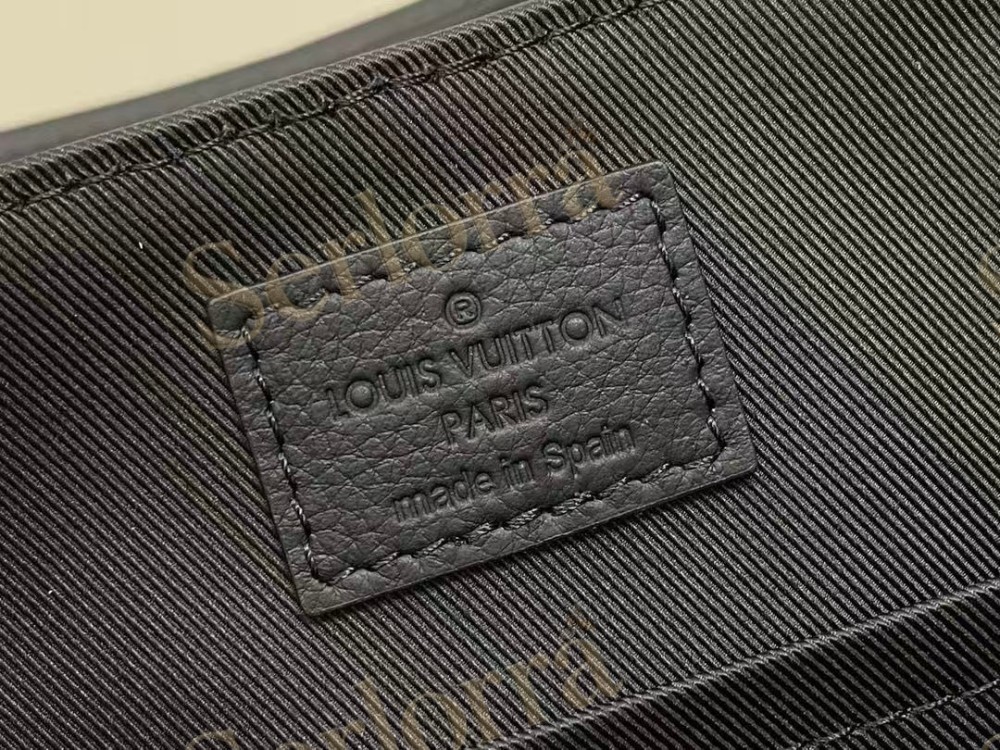 LOUIS VUITTON MESSENGER VOYAGER PM