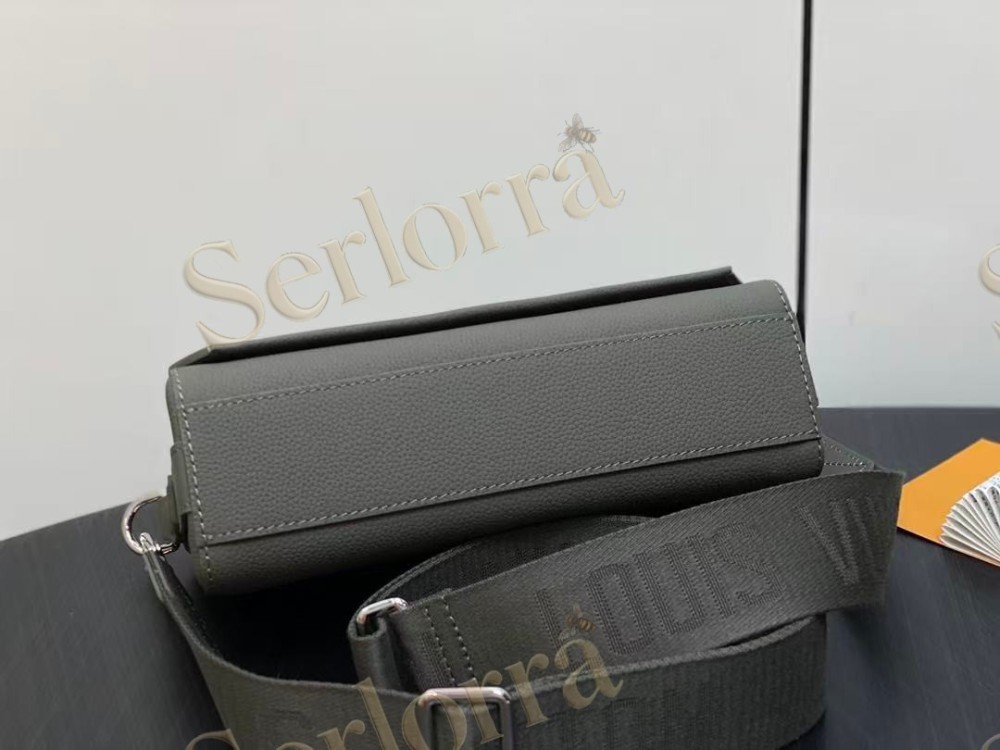 LOUIS VUITTON TAKEOFF MESSENGER PM