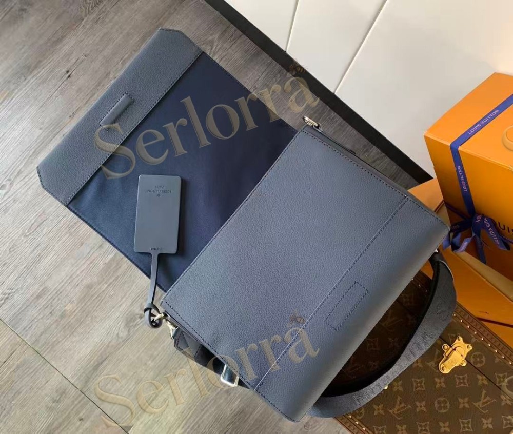 LOUIS VUITTON TAKEOFF MESSENGER