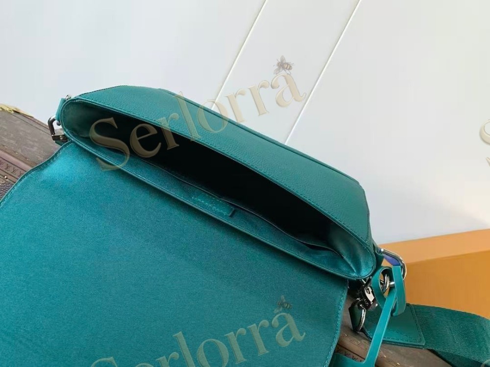 LOUIS VUITTON TAKEOFF MESSENGER