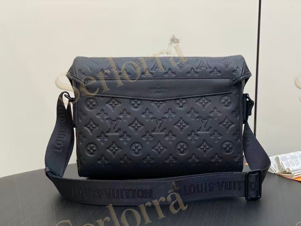 LOUIS VUITTON MESSENGER VOYAGER PM