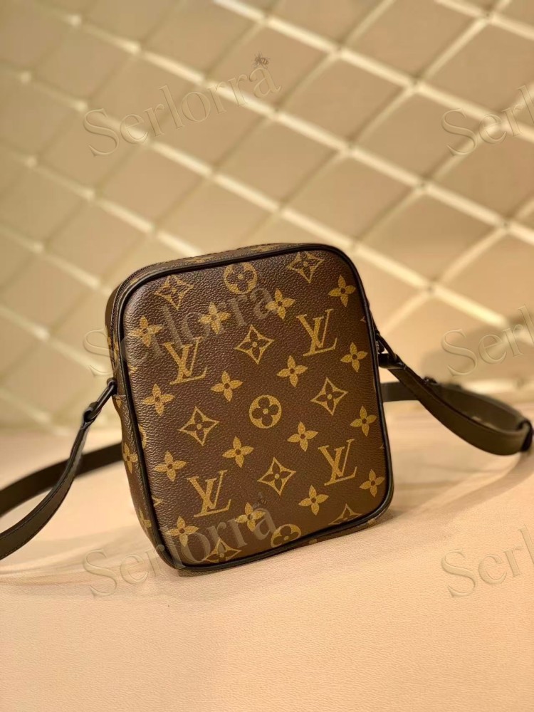 LOUIS VUITTON CHRISTOPHER WEARABLE WALLET