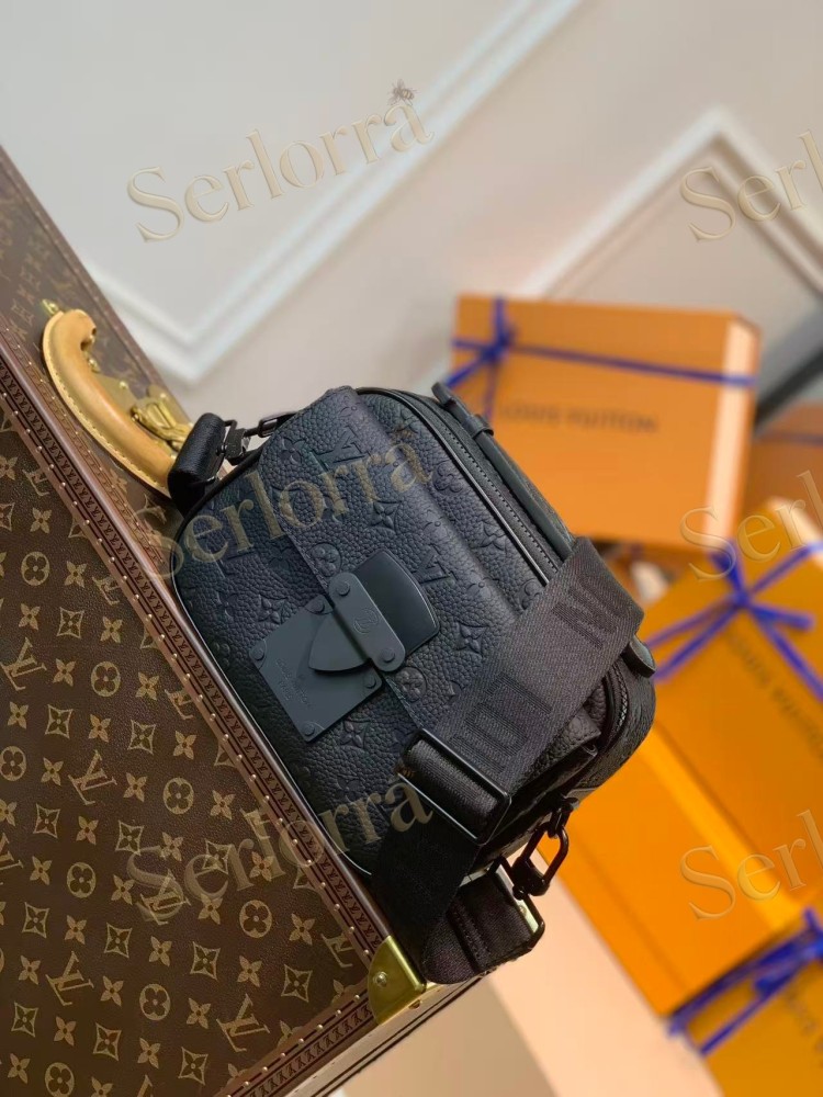 LOUIS VUITTON S LOCK MESSENGER
