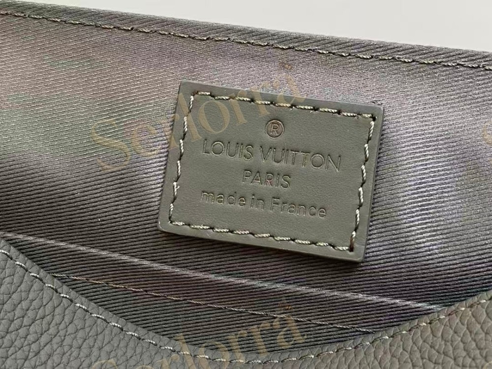 LOUIS VUITTON TAKEOFF MESSENGER PM