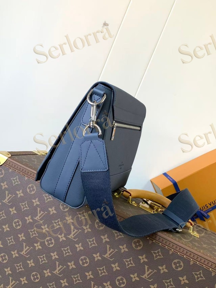 LOUIS VUITTON TAKEOFF MESSENGER