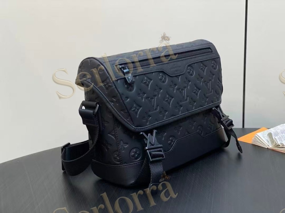 LOUIS VUITTON MESSENGER VOYAGER PM