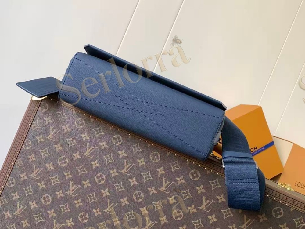 LOUIS VUITTON TAKEOFF MESSENGER