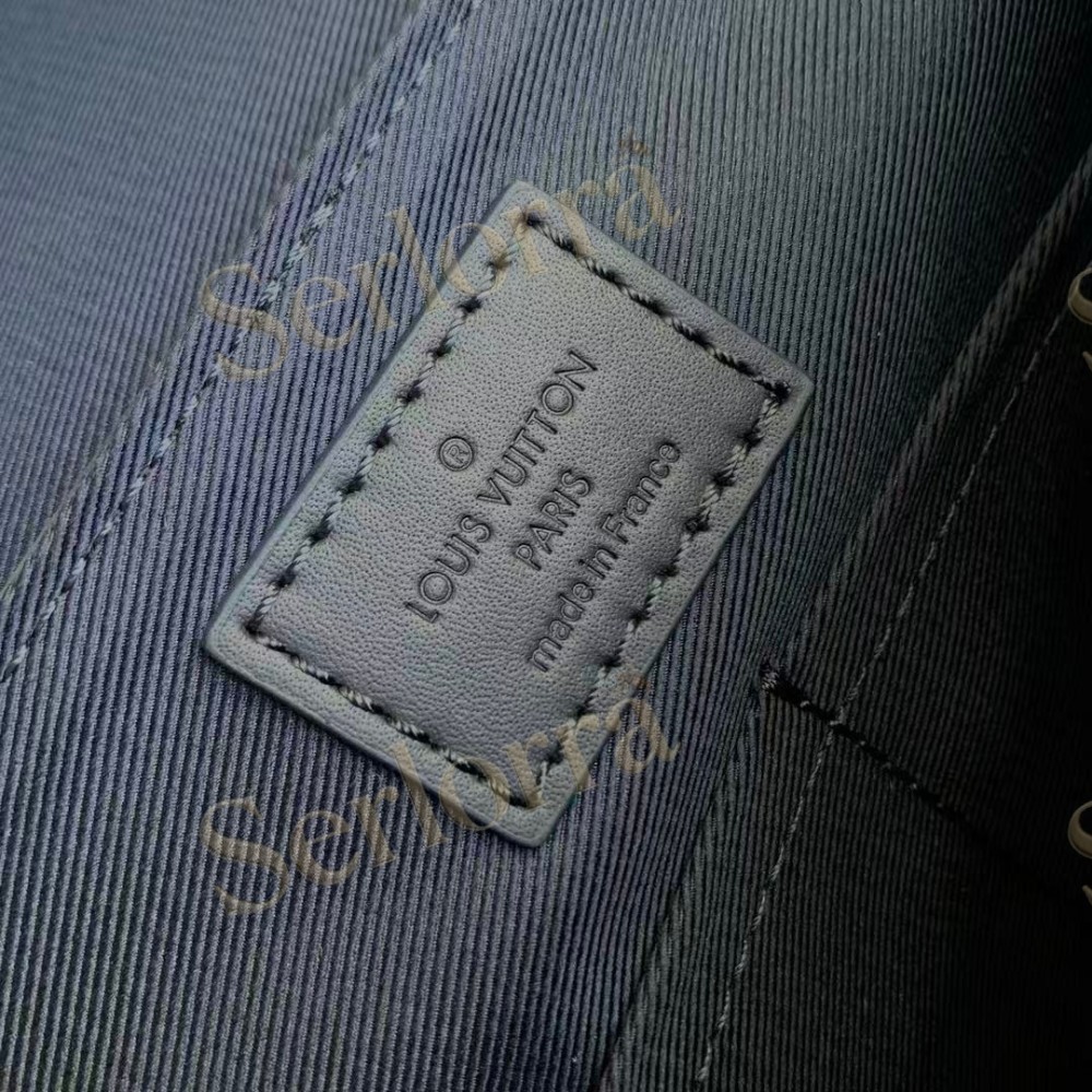 LOUIS VUITTON TAKEOFF MESSENGER MM