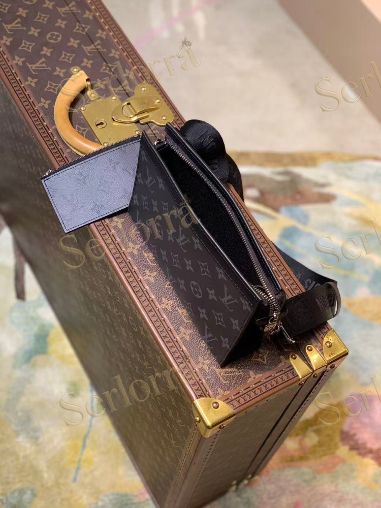 LOUIS VUITTON GASTON WEARABLE WALLET