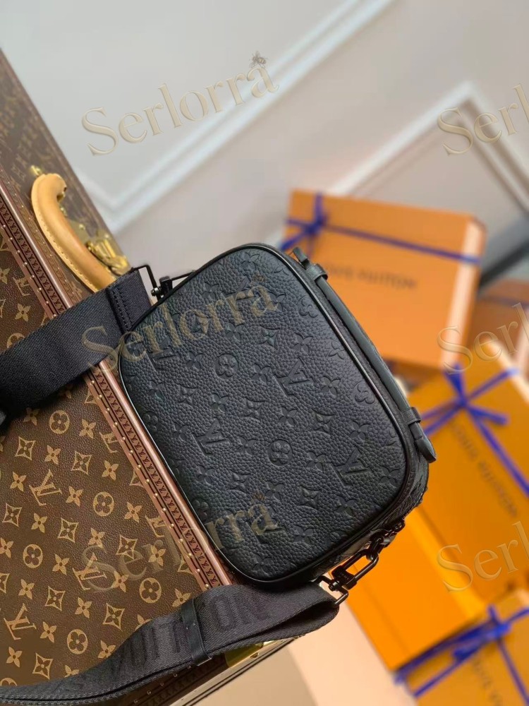 LOUIS VUITTON S LOCK MESSENGER
