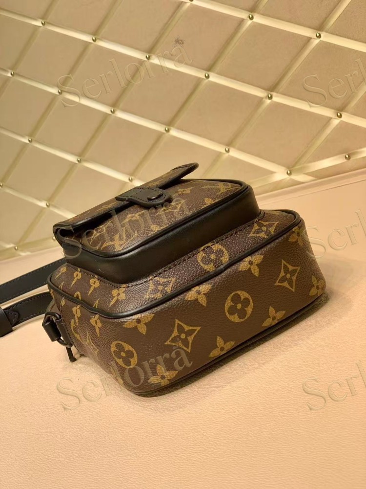 LOUIS VUITTON CHRISTOPHER WEARABLE WALLET