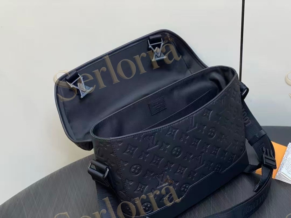 LOUIS VUITTON MESSENGER VOYAGER PM